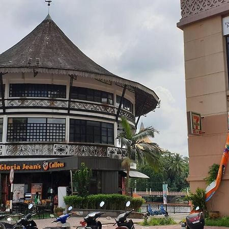 Lovely Waterfront Riverbank Suite With Pool A2 Kuching Exterior foto