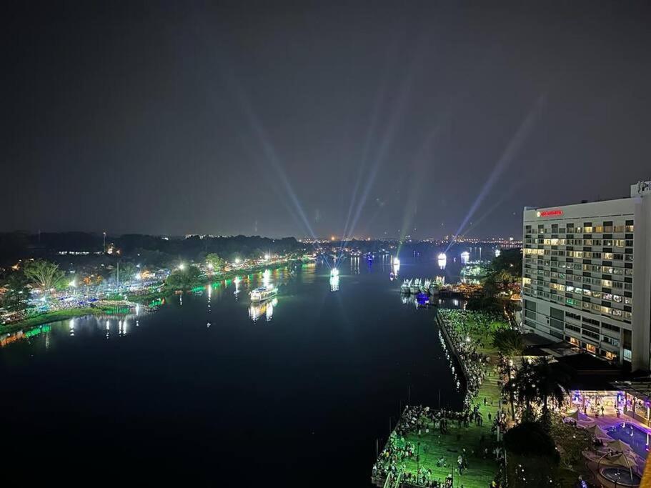 Lovely Waterfront Riverbank Suite With Pool A2 Kuching Exterior foto