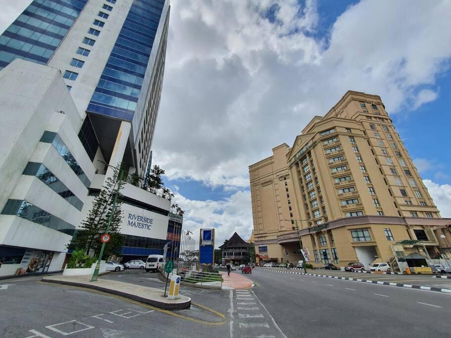 Lovely Waterfront Riverbank Suite With Pool A2 Kuching Exterior foto