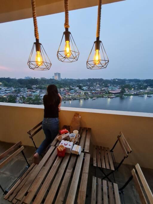 Lovely Waterfront Riverbank Suite With Pool A2 Kuching Exterior foto