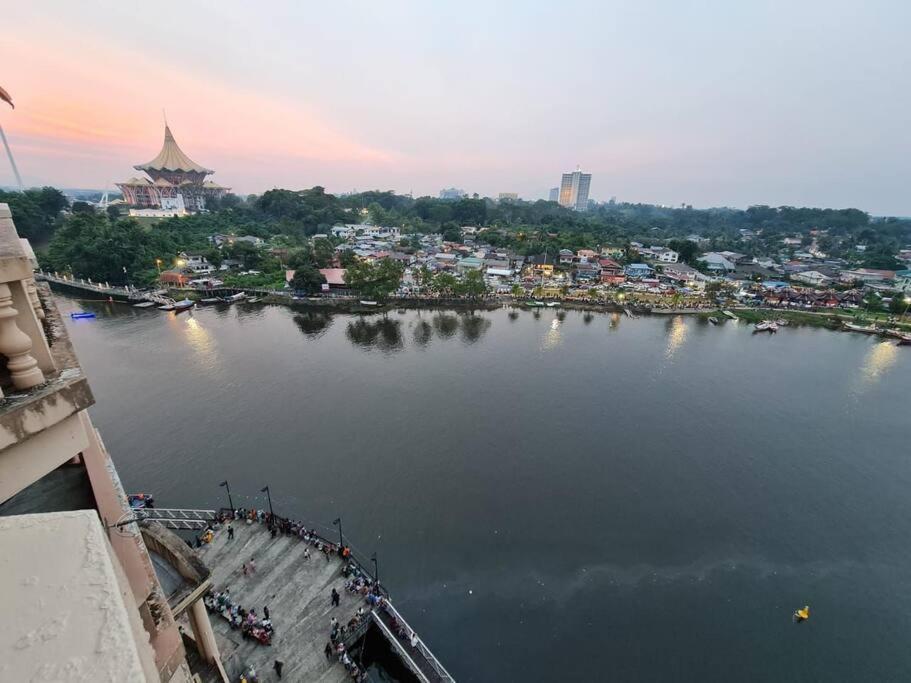 Lovely Waterfront Riverbank Suite With Pool A2 Kuching Exterior foto
